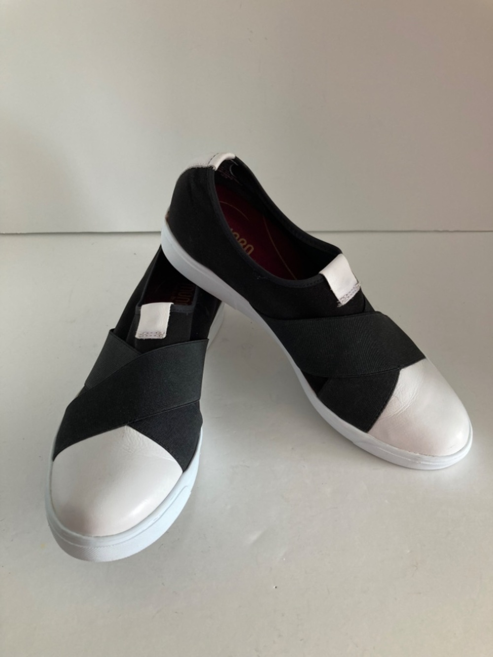 Munro Women's Anjela Slip On Sneakers 8.5M Black White Elastic Comfort Shoes EUC